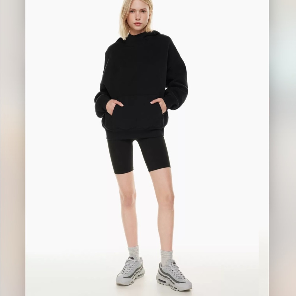 Aritzia Atmosphere Hi-rise Short 9”